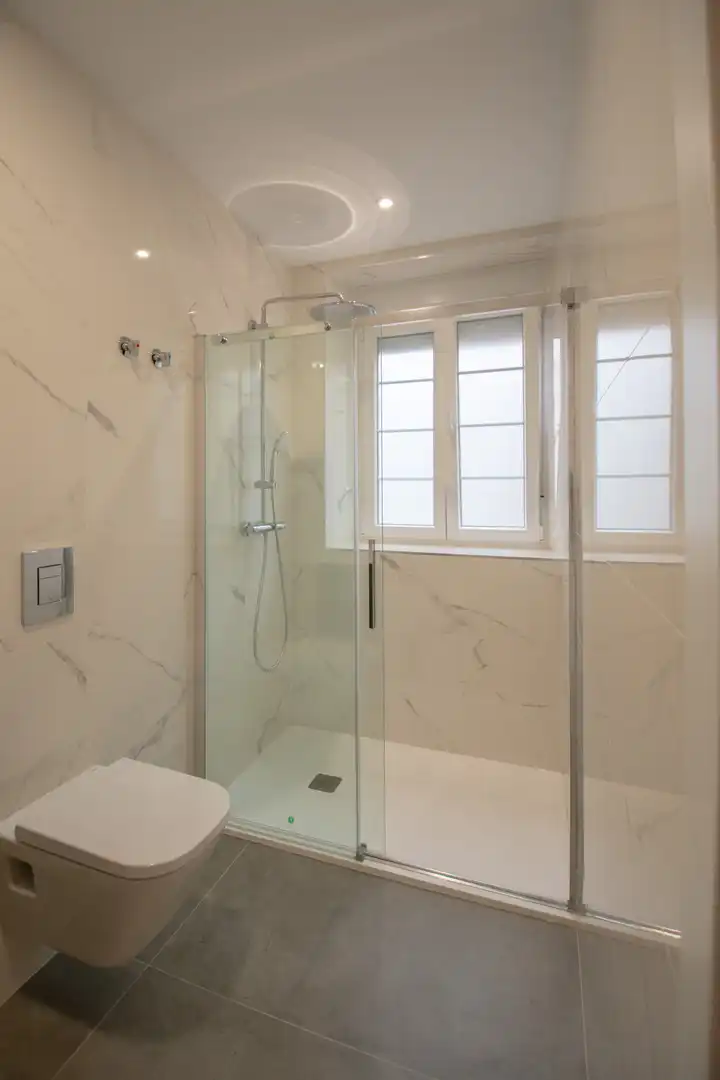 Baño de Piso en venta en Villaviciosa con Calefacción, Terraza y Domótica