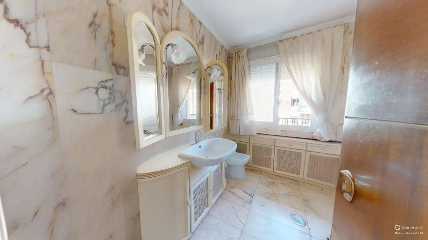 Bathroom of Flat for sale in Sevilla  with Air Conditioner, Terrace and Storage room