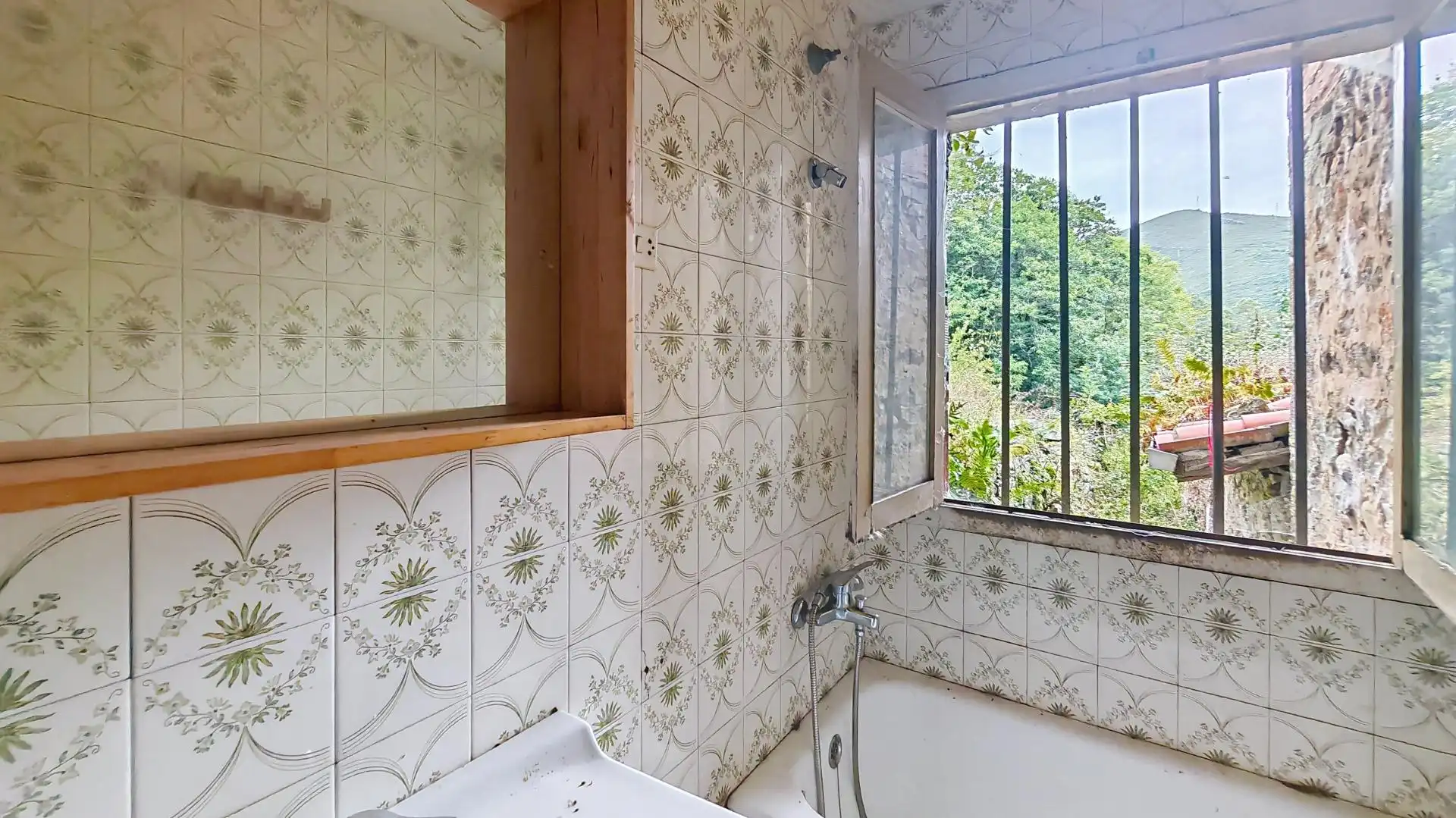 Bathroom of Detached homes for sale in Belmonte de Miranda