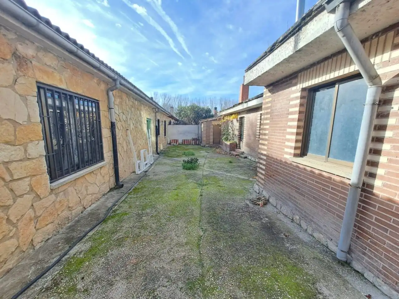 Vista exterior de Casa adosada en venda en Burgos amb Calefacció i Jardí privat