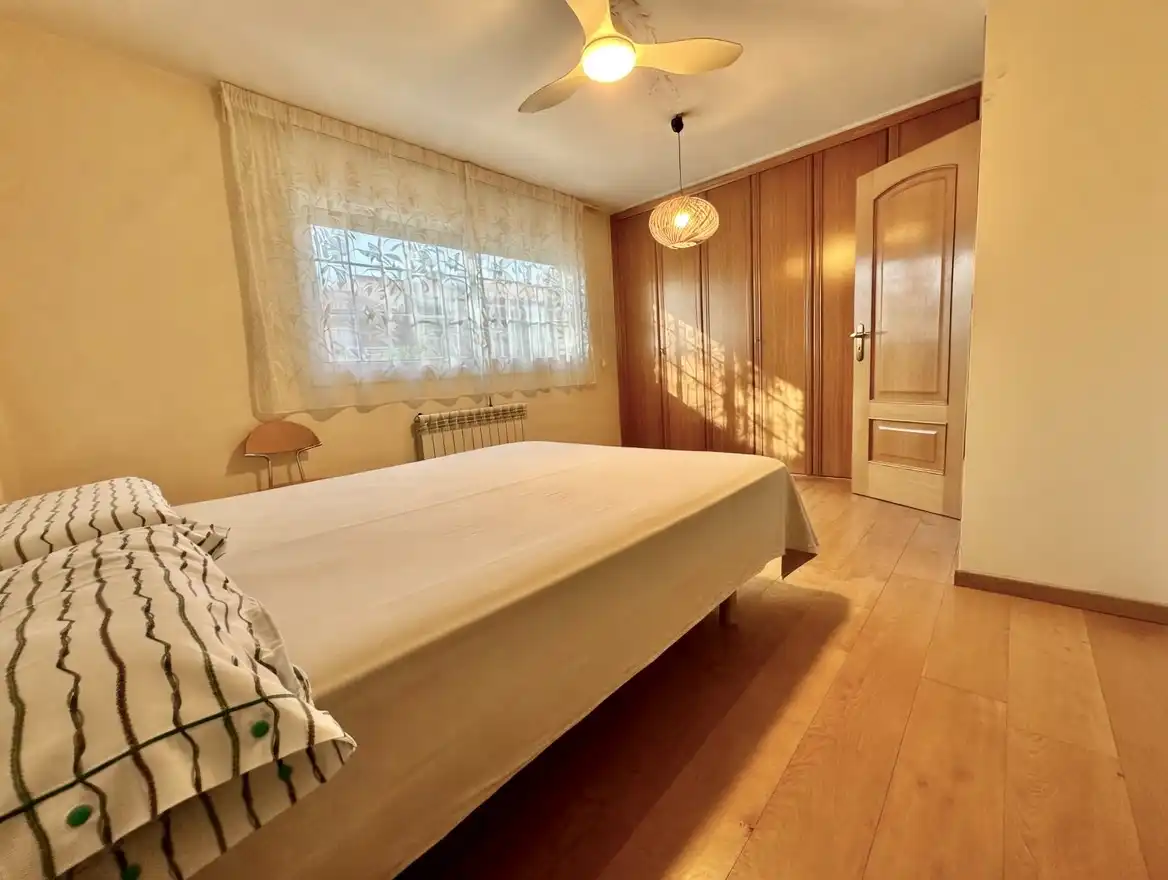 Habitación de Casa adosada en venta en Sant Joan Despí con Aire acondicionado, Calefacción y Jardín privado