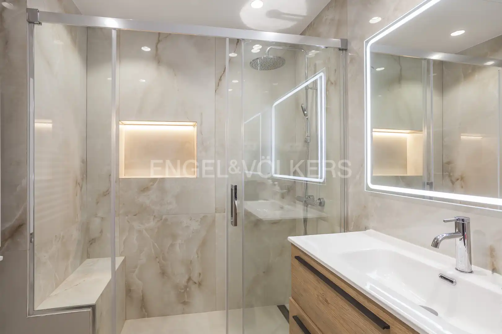Bathroom of Flat for rent in Madrid  with Air Conditioner, Heating and Furnished
