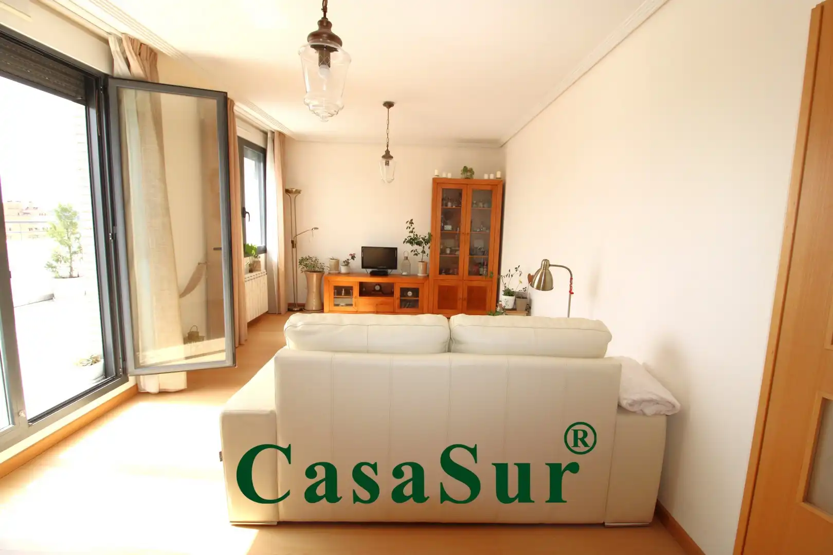 Sala d'estar de Àtic en venda en Valladolid amb Calefacció, Parquet i Terrassa