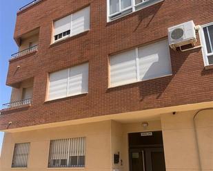 Vista exterior de Pis en venda en La Roda amb Calefacció, Terrassa i Balcó