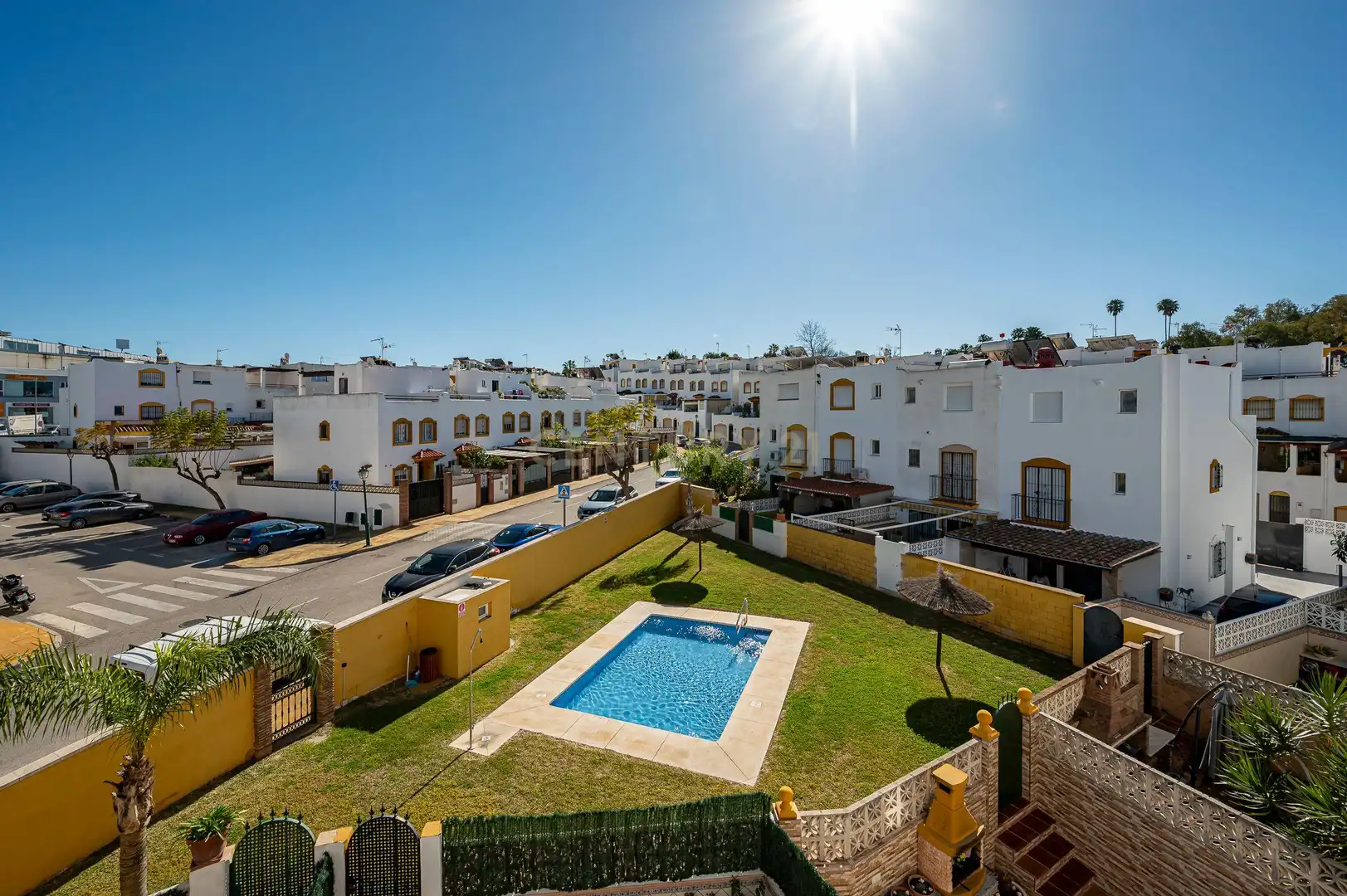 Vista exterior de Casa adosada en venda en Marbella amb Piscina comunitària