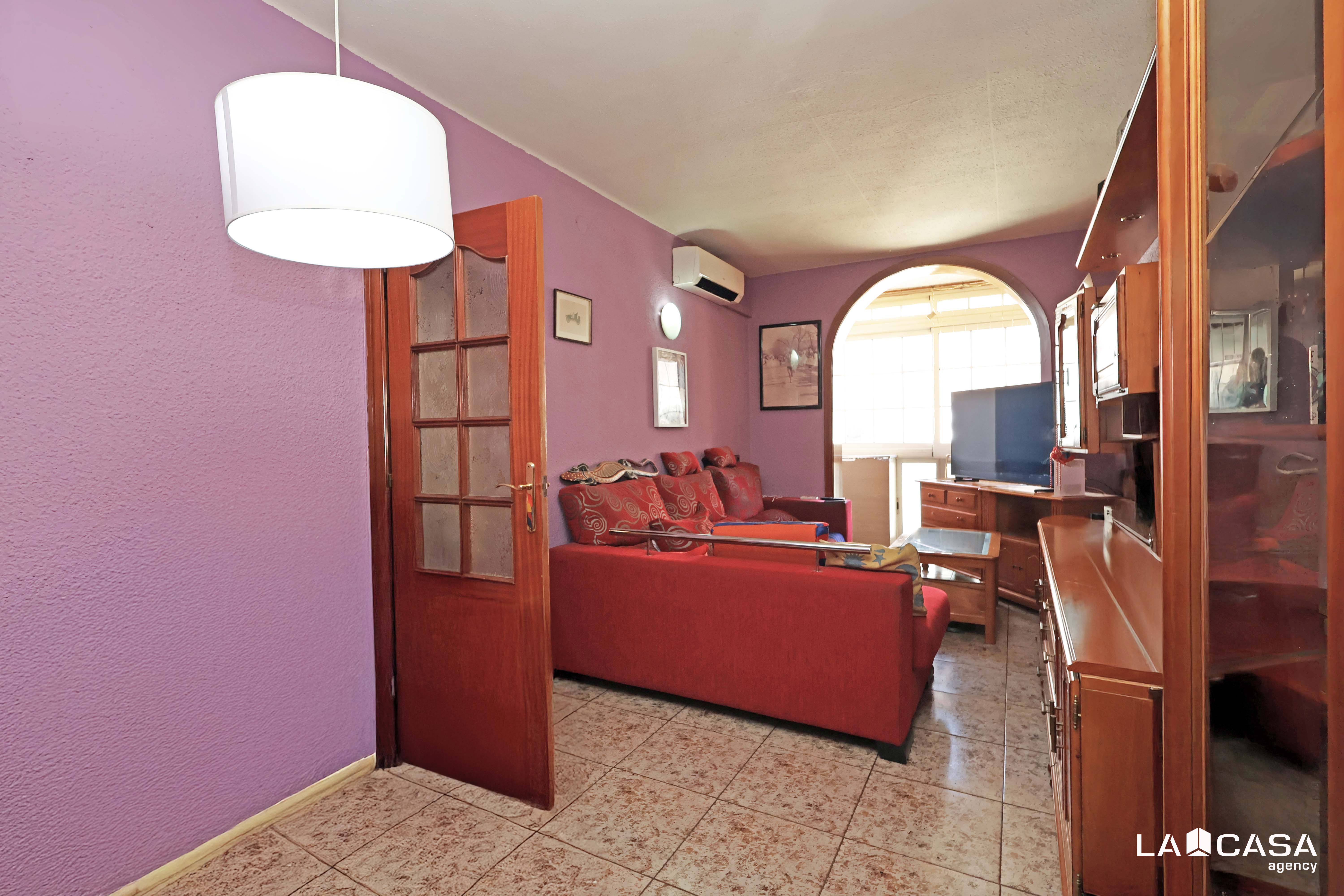 Sala d'estar de Pis en venda en L'Hospitalet de Llobregat amb Balcó