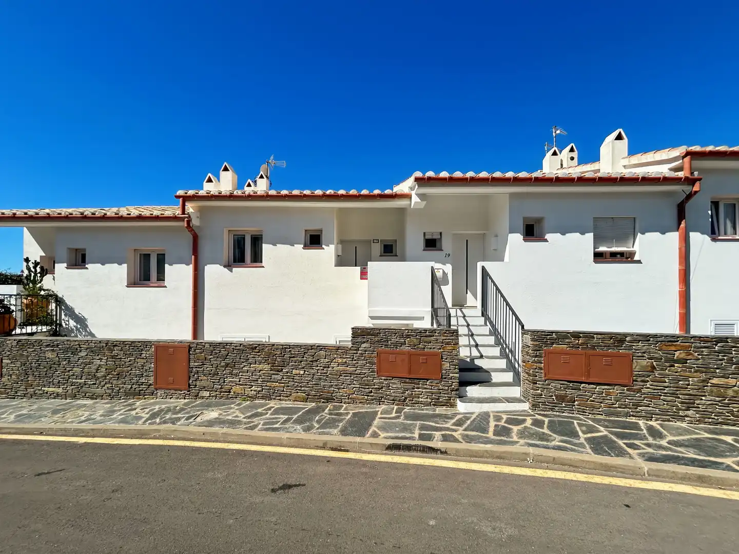 Außenansicht von Einfamilien-Reihenhaus zum Verkauf in Cadaqués mit Klimaanlage, Heizung und Terrasse
