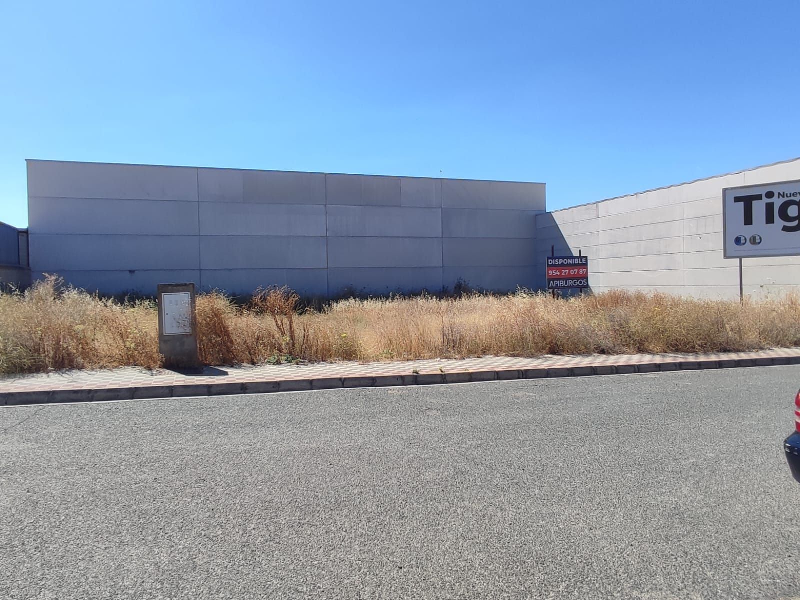 Exterior view of Industrial land for sale in Dos Hermanas