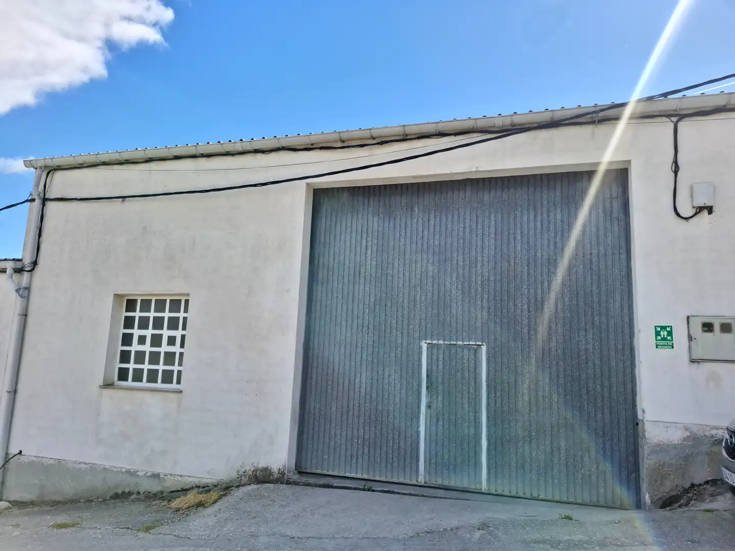 Außenansicht von Fabrikhallen zur Miete in Xove