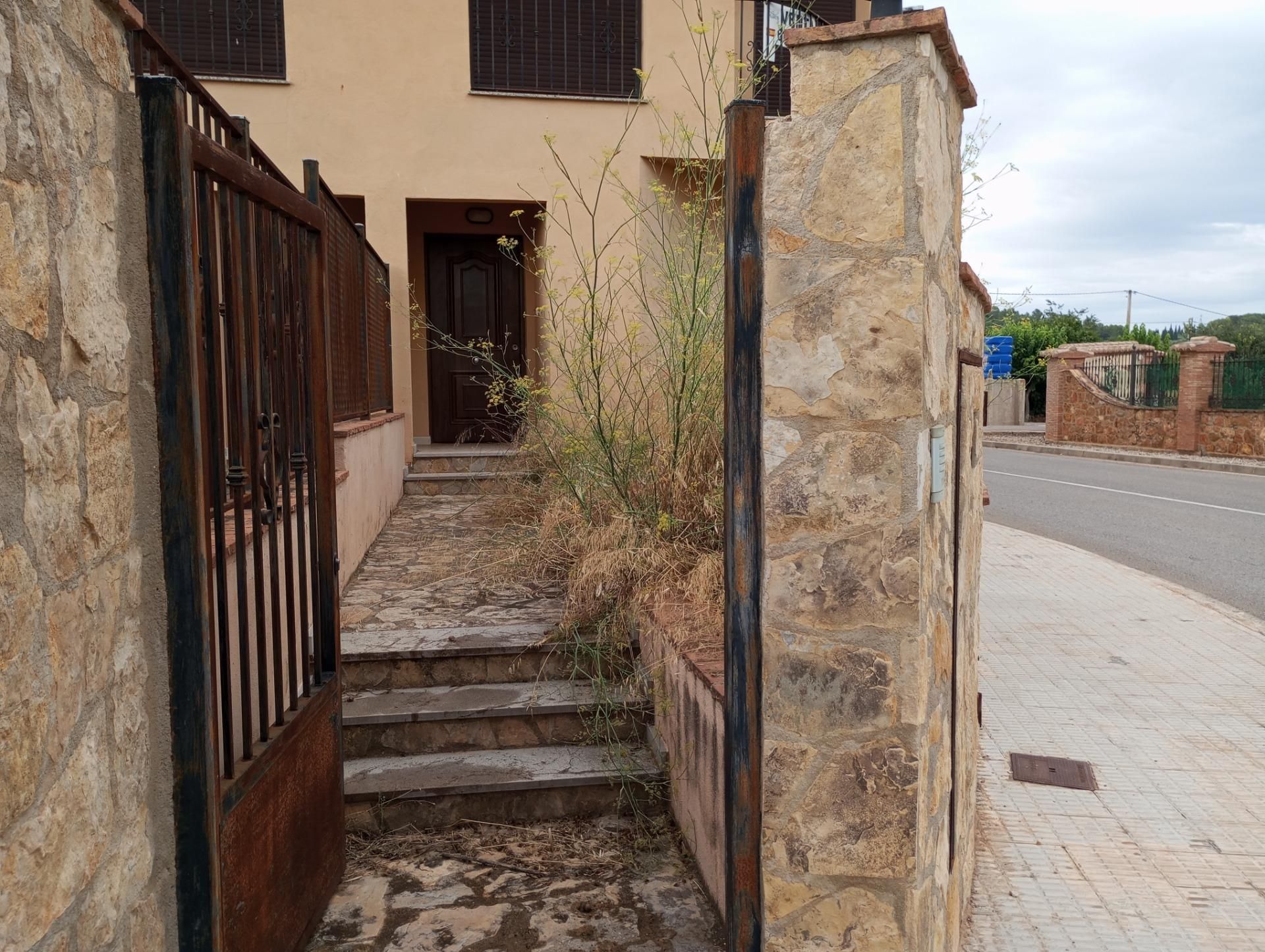 Exterior view of Single-family semi-detached for sale in Vall d'Alba  with Heating, Private garden and Terrace
