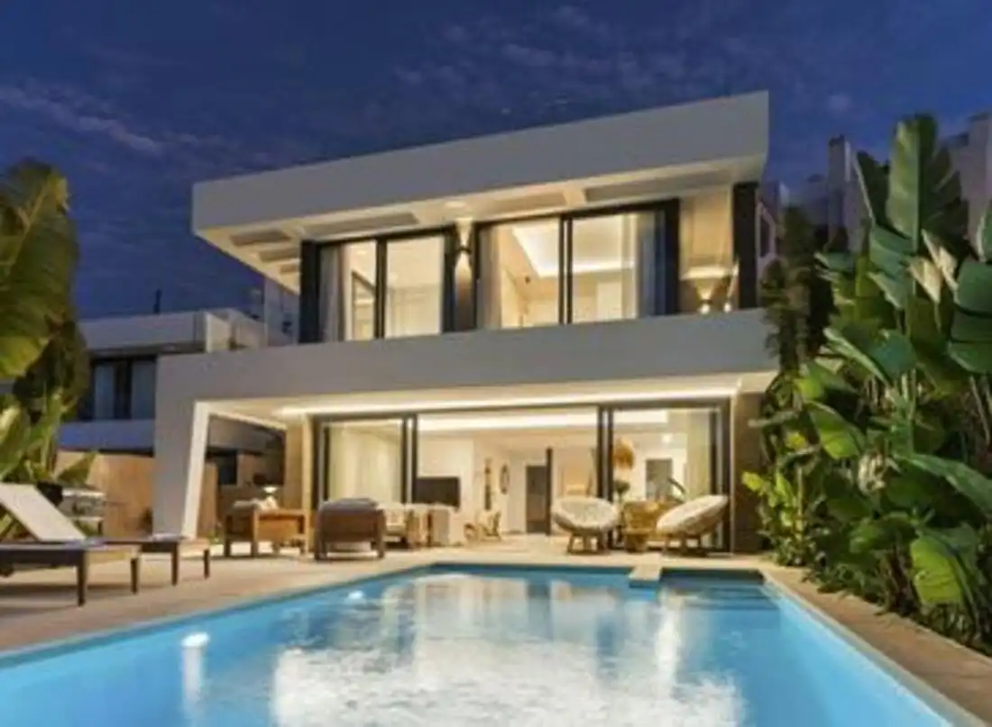 Vista exterior de Casa o xalet de lloguer en Estepona amb Aire condicionat, Jardí privat i Terrassa