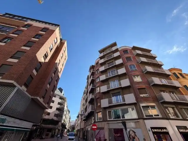 Außenansicht von Wohnungen zum Verkauf in León Capital  mit Parkett