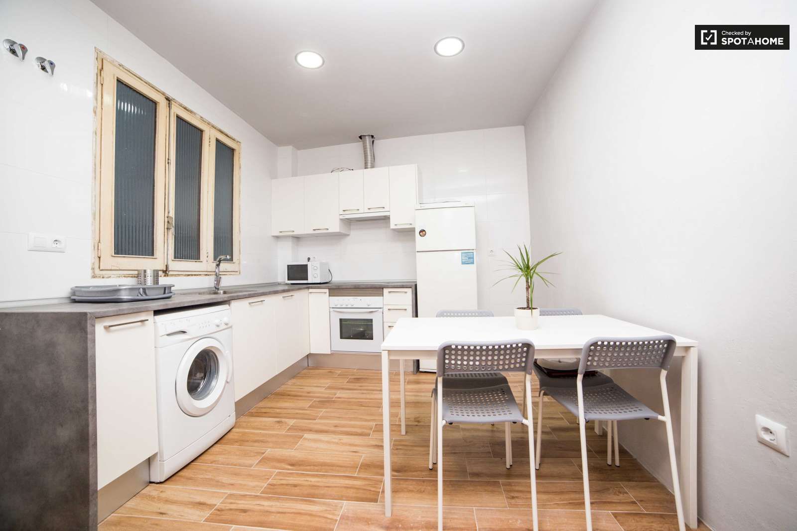 Cocina de Piso para compartir en  Valencia Capital con Aire acondicionado, Terraza y Amueblado