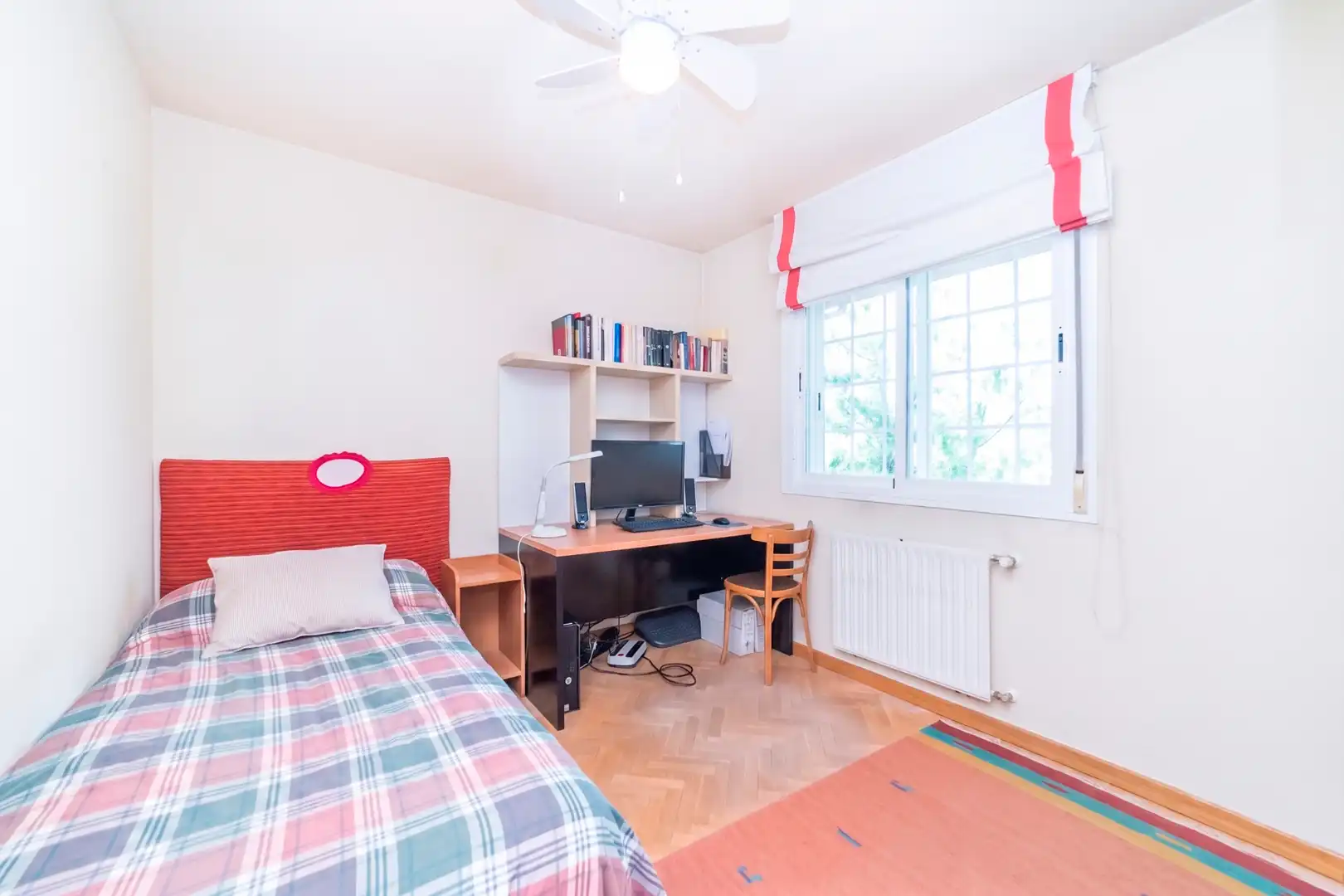 Habitación de Casa adosada en venta en Madrid con Aire acondicionado, Calefacción y Jardín privado