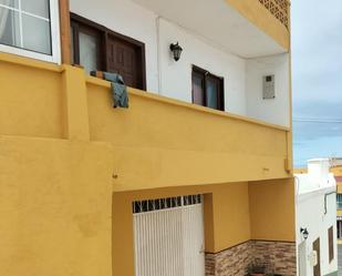 Vista exterior de Casa adosada en venda en La Guancha amb Balcó