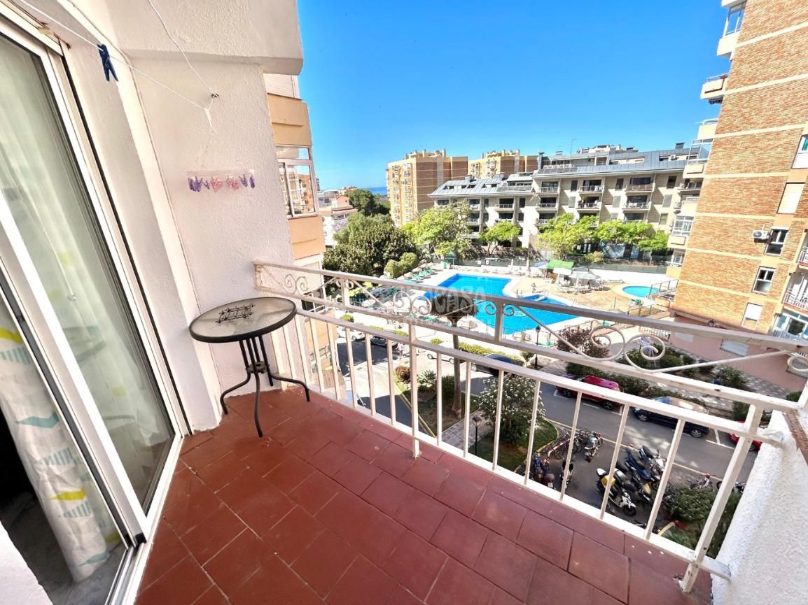 Vista exterior de Pis en venda en Benalmádena amb Terrassa i Piscina comunitària