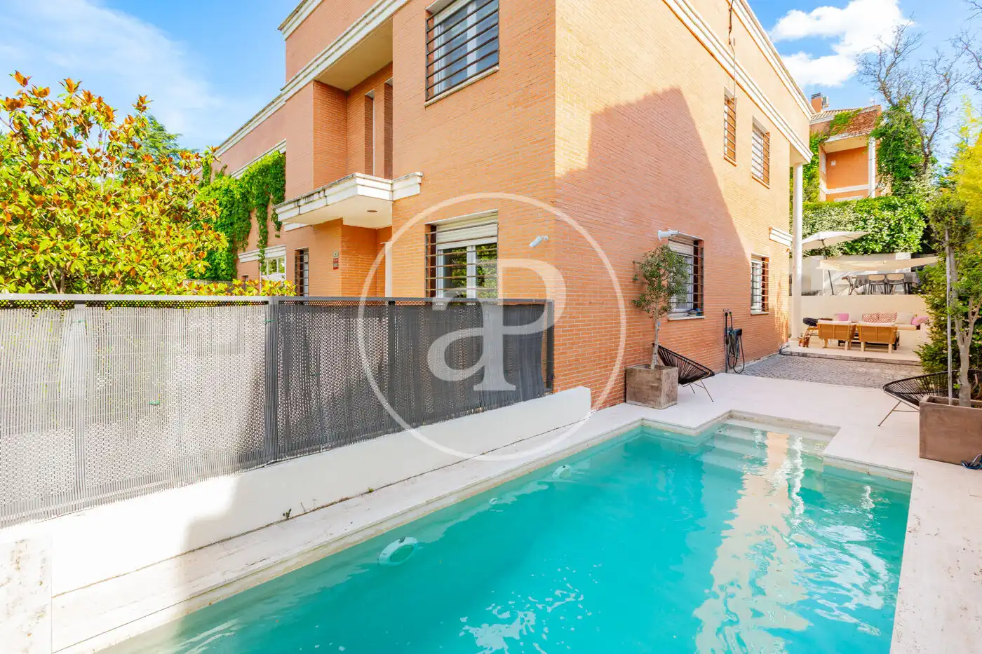 Piscina de Casa adosada en venta en Madrid con Aire acondicionado, Calefacción y Jardín privado