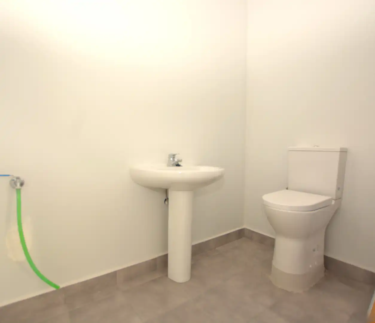 Bathroom of Commercial properties for sale in Alcalá de Guadaira  with Air Conditioner, Heating and Internet