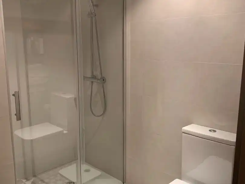 Bany de Pis de lloguer en Girona Capital amb Aire condicionat, Terrassa i Balcó