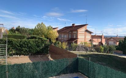 Vista exterior de Casa adosada en venda en Boecillo amb Aire condicionat, Jardí privat i Traster