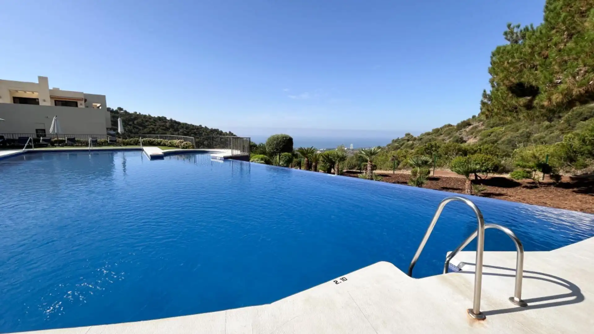 Piscina de Apartament en venda en Marbella amb Aire condicionat, Terrassa i Piscina comunitària