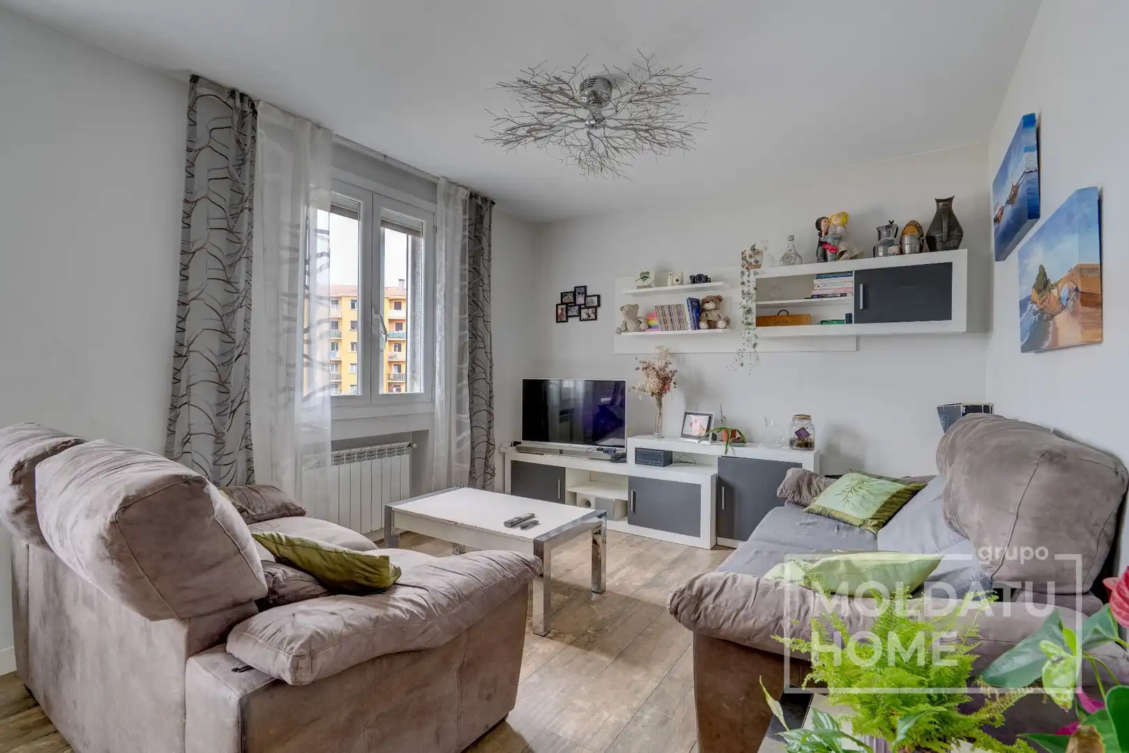 Sala de estar de Piso en venta en Irun  con Calefacción, Trastero y Amueblado