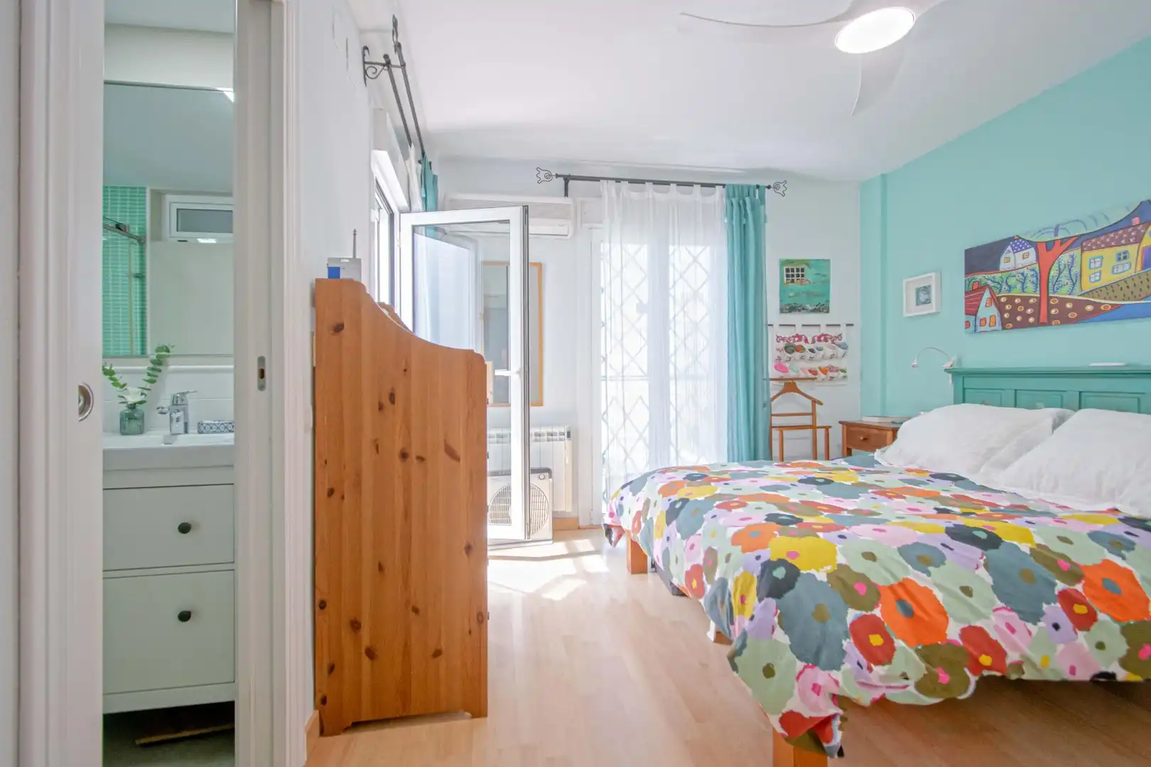 Habitación de Casa adosada en venta en Valencina de la Concepción con Aire acondicionado, Trastero y Piscina comunitaria