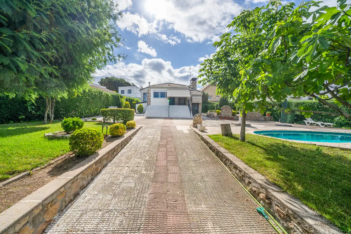 Exterior view of Houses for sale in Valdemorillo  with Heating, Private garden and Swimming Pool