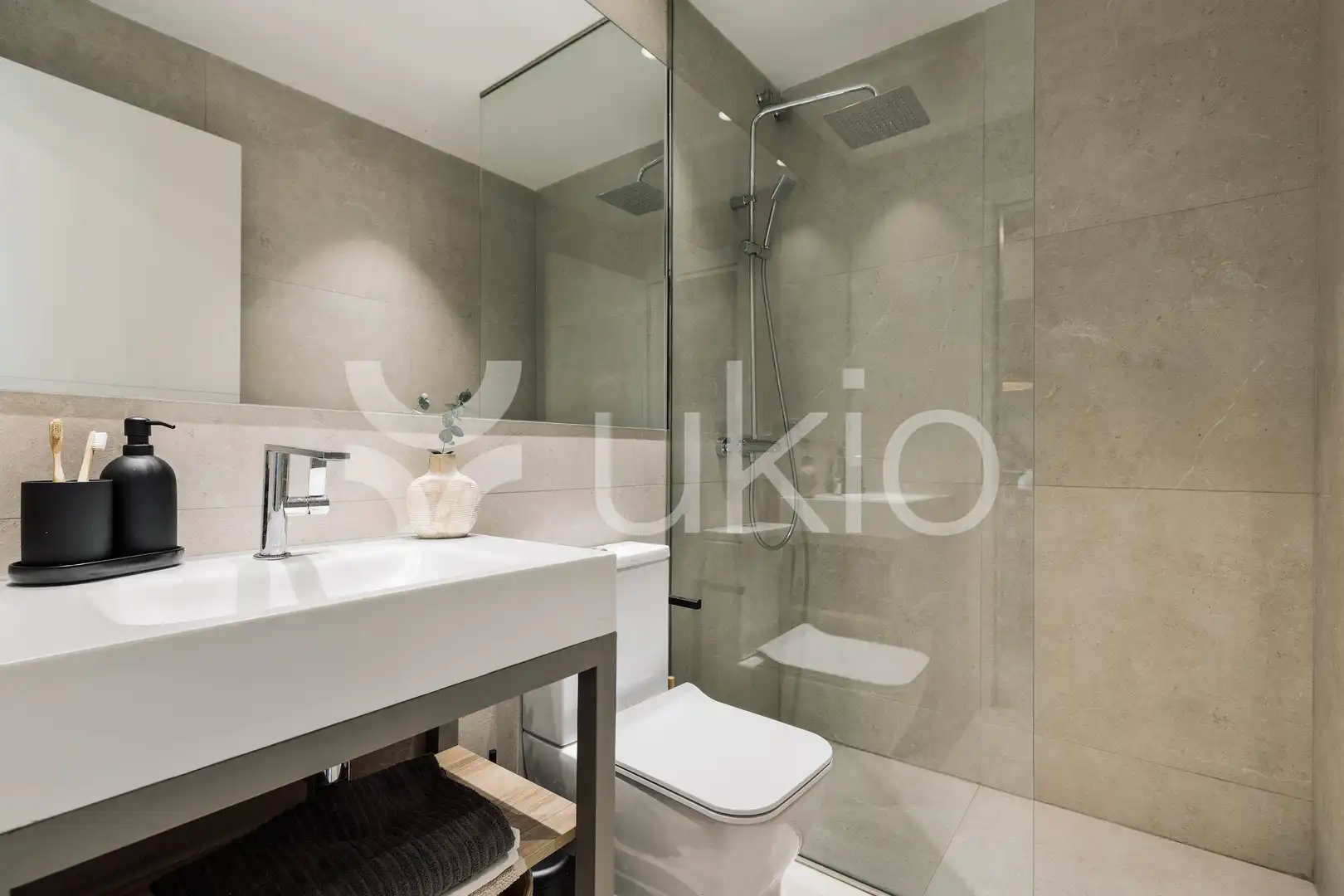 Bany de Apartament de lloguer en Barcelona amb Aire condicionat, Calefacció i Terrassa
