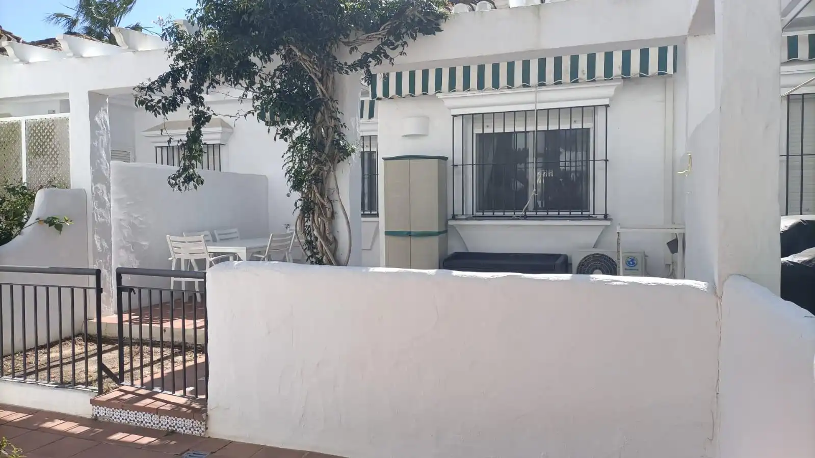 Vista exterior de Apartament en venda en Chiclana de la Frontera amb Jardí privat, Terrassa i Moblat