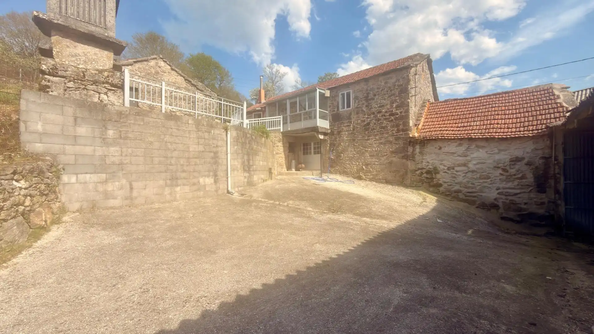 Vista exterior de Casa o xalet en venda en Dozón amb Calefacció, Terrassa i Traster