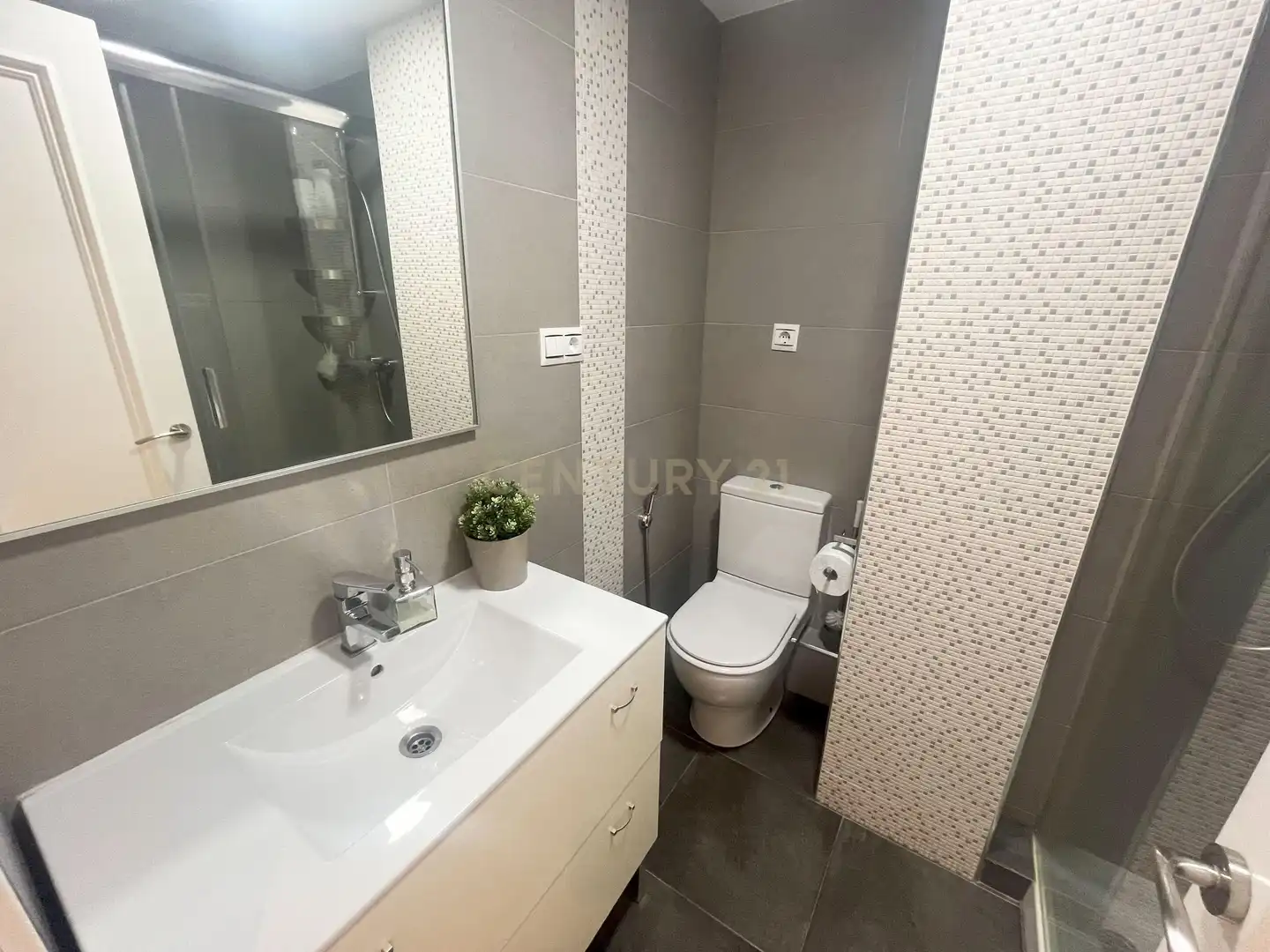 Bathroom of Flat for rent in Málaga  with Air Conditioner, Oven and Washing machine