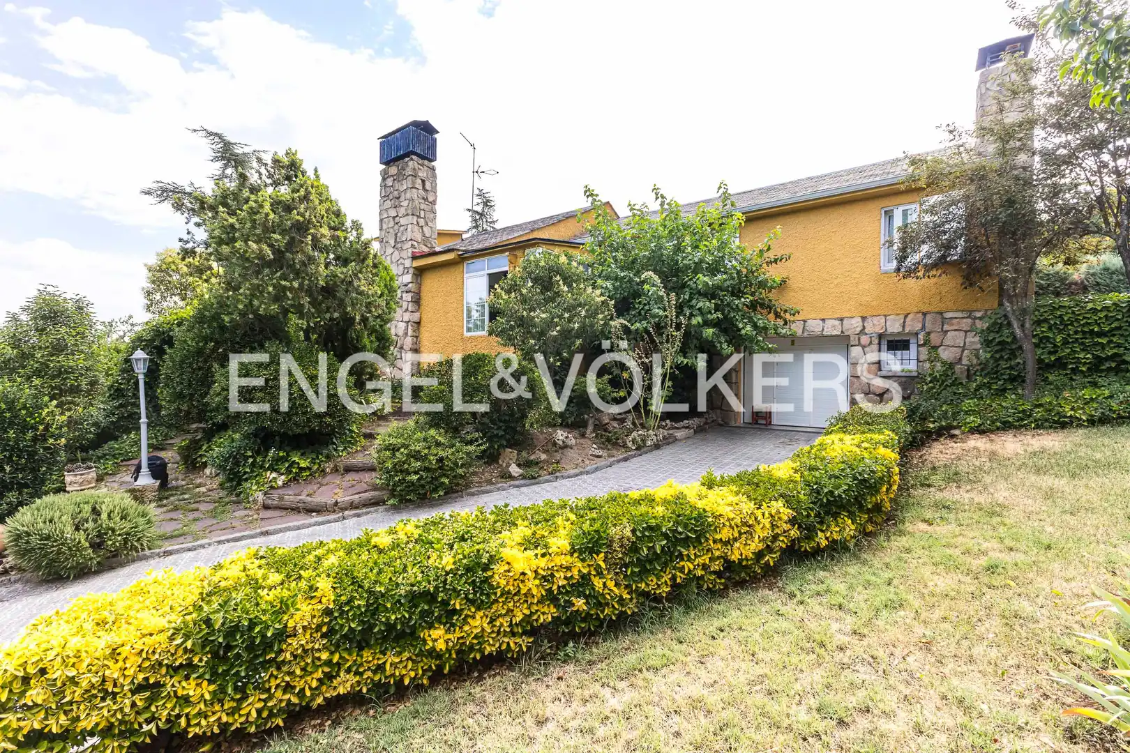Vista exterior de Casa o xalet en venda en Tres Cantos amb Calefacció, Jardí privat i Parquet