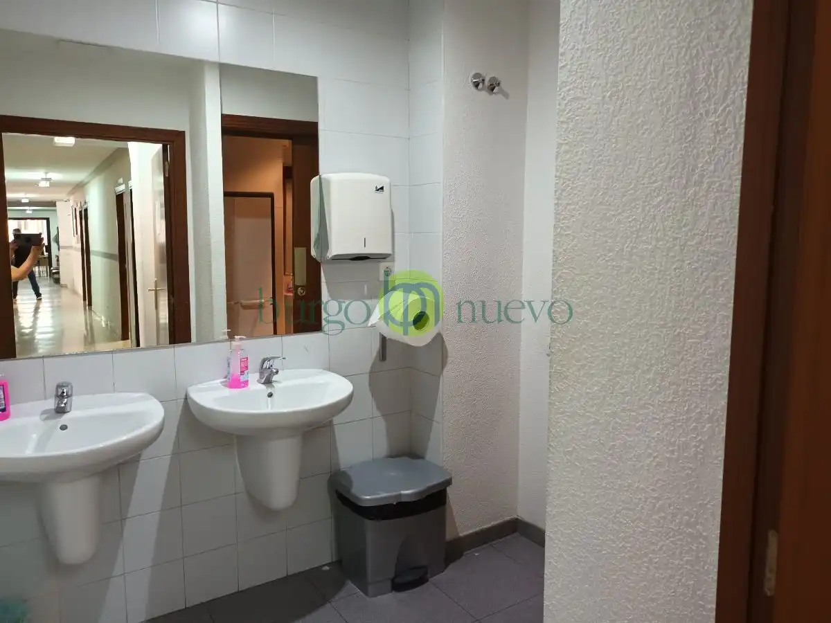 Badezimmer von Büro zur Miete in León Capital  mit Heizung und Möbliert
