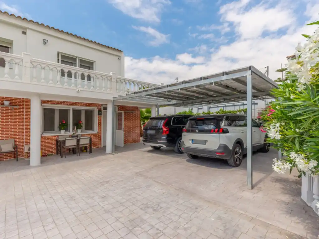Aparcament de Casa o xalet en venda en El Campello amb Aire condicionat, Jardí privat i Terrassa