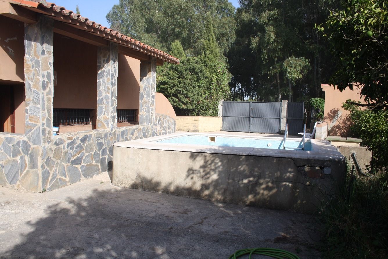 Piscina de Casa o xalet en venda en Los Barrios amb Calefacció, Jardí privat i Traster
