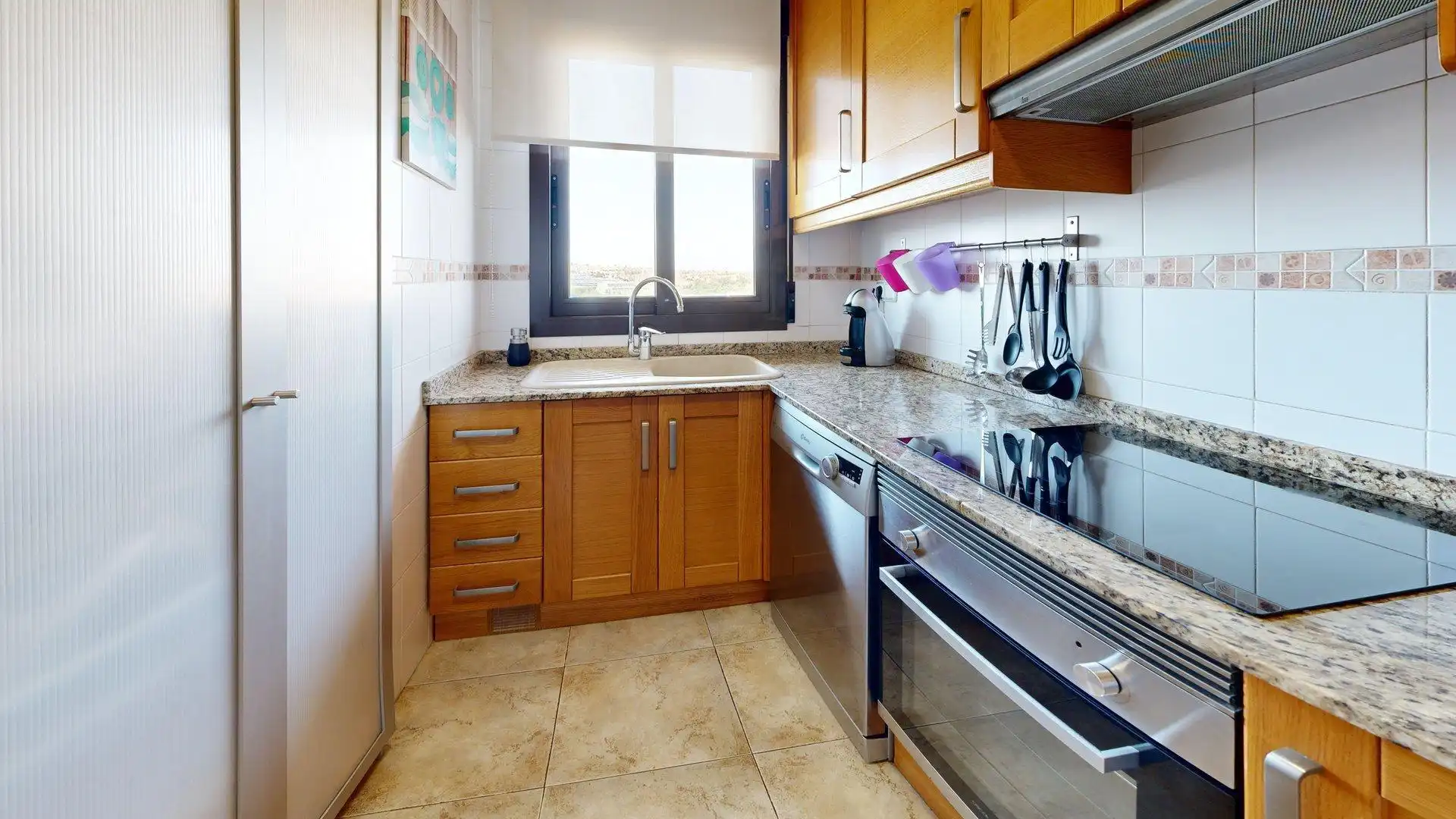 Cocina de Apartamento de alquiler en Elche / Elx con Aire acondicionado, Calefacción y Jardín privado