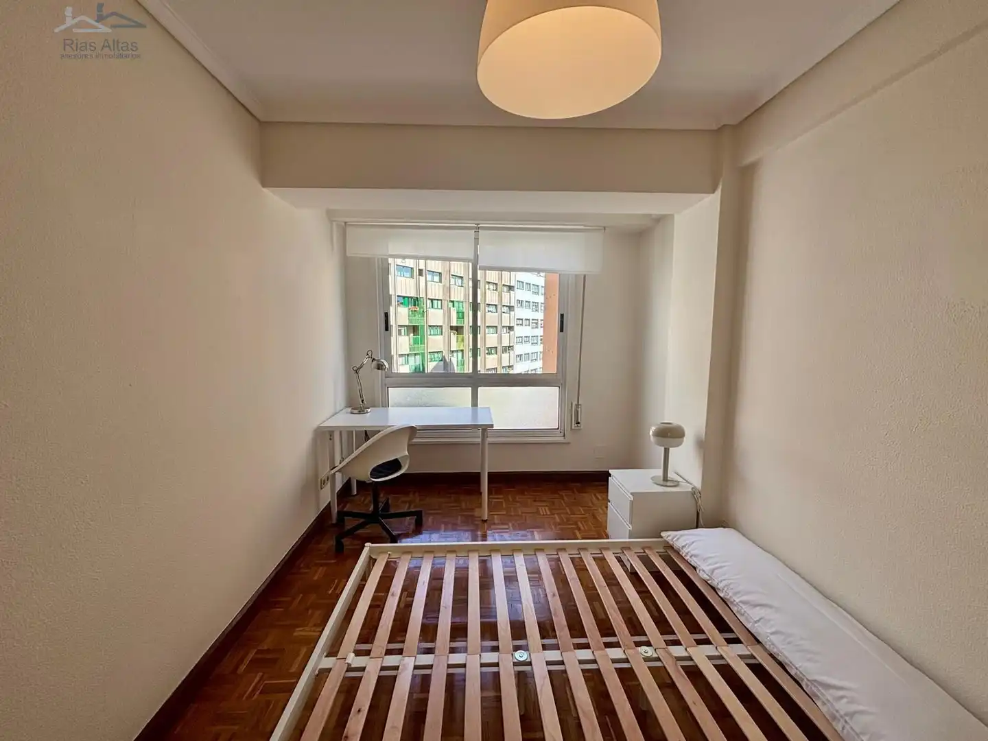 Schlafzimmer von Wohnung zur Miete in A Coruña Capital  mit Heizung und Möbliert