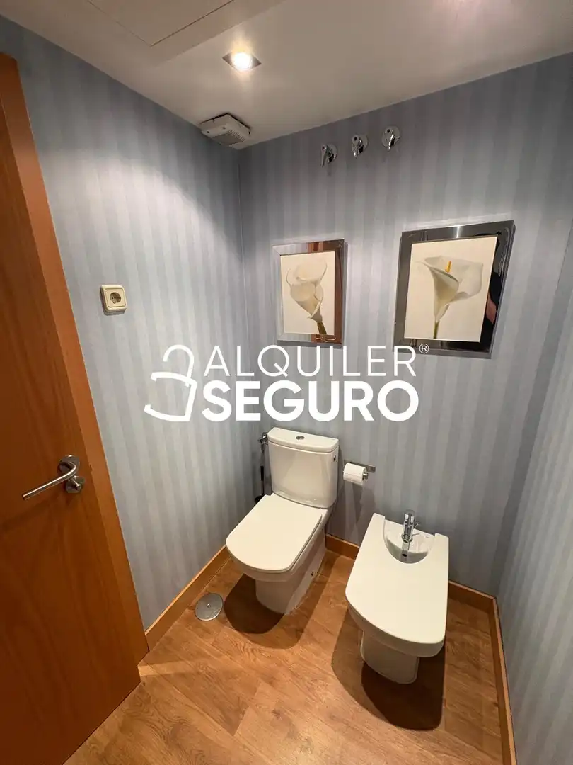 Bany de Pis de lloguer en Madrid amb Aire condicionat, Calefacció i Piscina