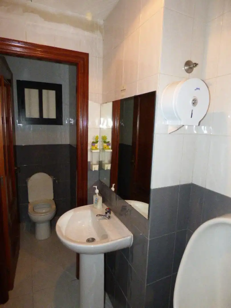 Bany de Local en venda en Badajoz amb Aire condicionat