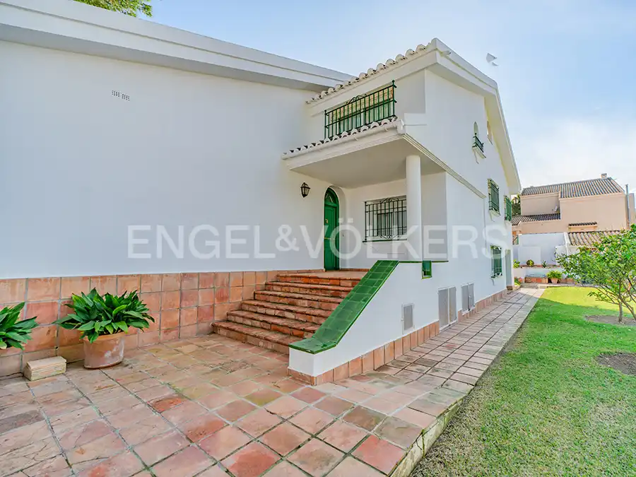 Vista exterior de Casa o xalet en venda en Alicante / Alacant amb Aire condicionat, Calefacció i Jardí privat