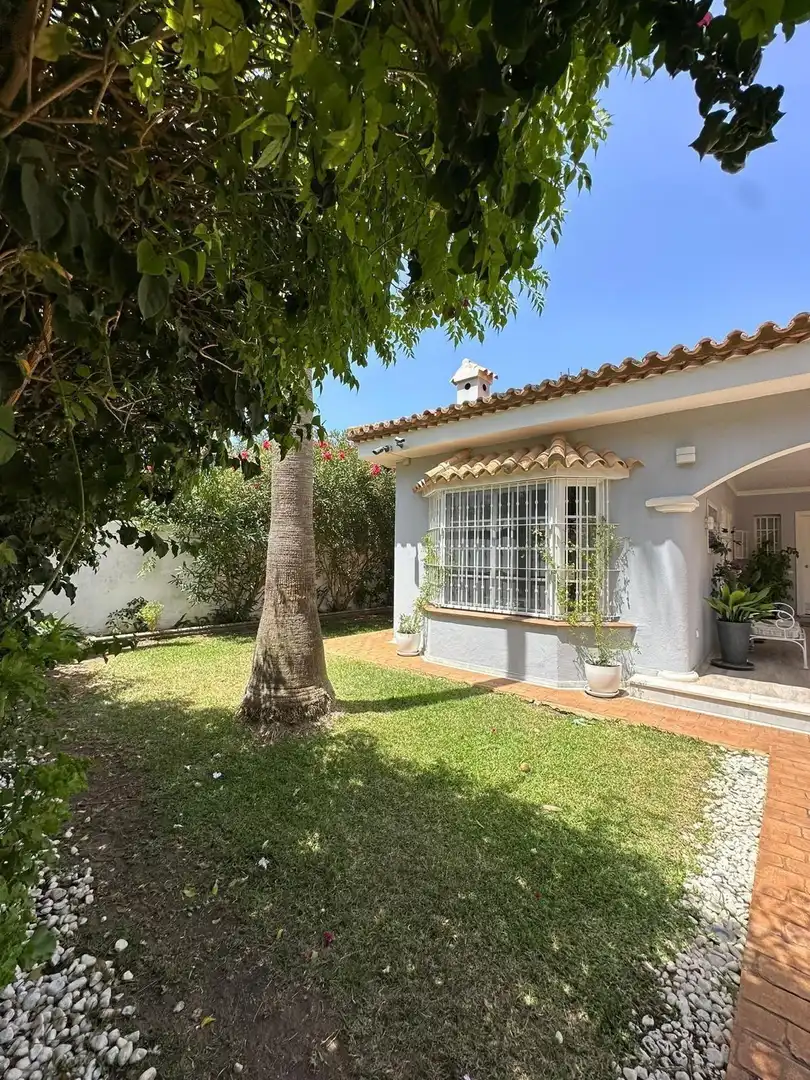 Jardí de Casa o xalet en venda en Chiclana de la Frontera amb Aire condicionat, Calefacció i Jardí privat