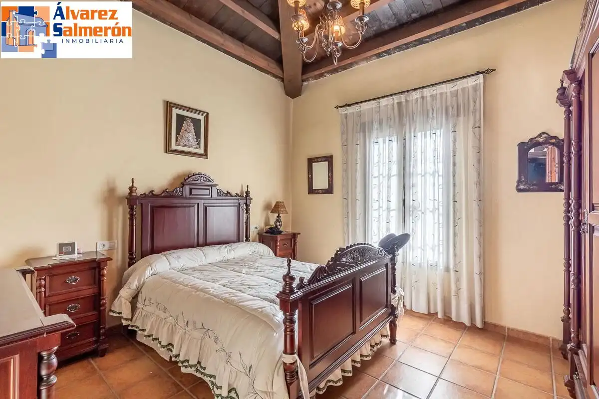 Dormitori de Casa o xalet en venda en La Zubia amb Jardí privat