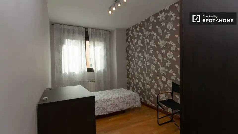 Room in Valdebernardo - Valderribas