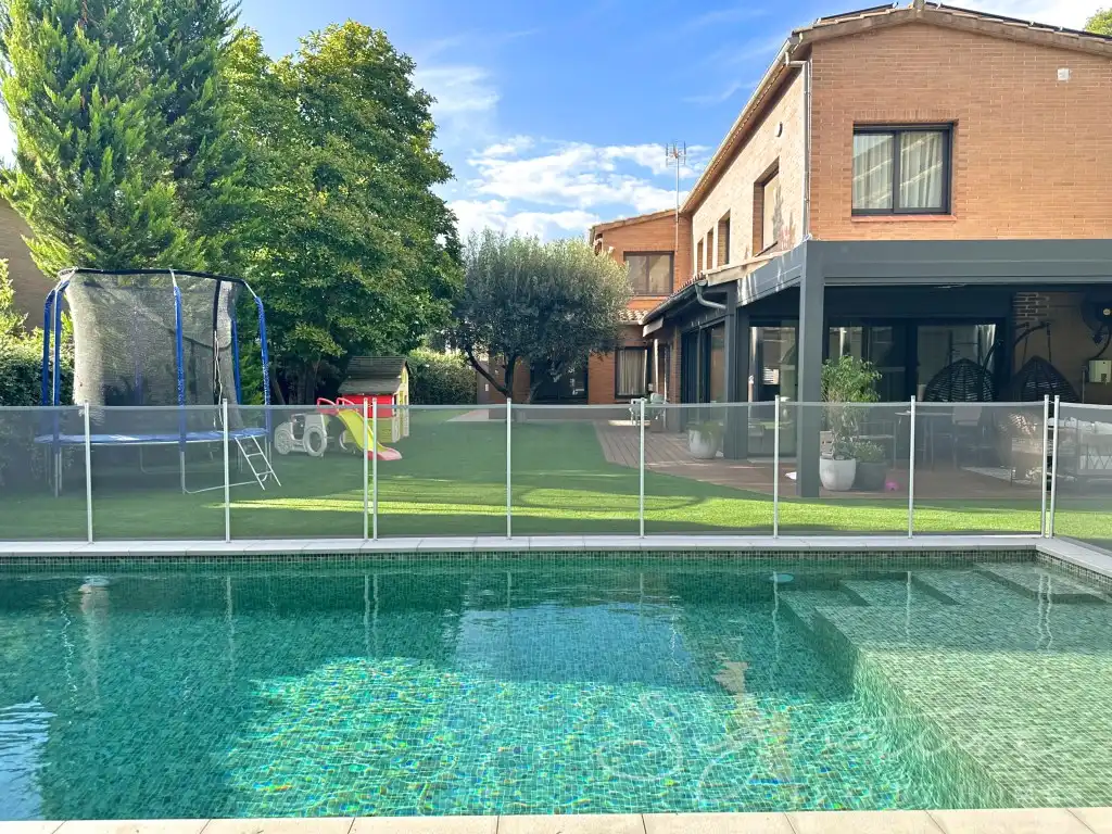 Piscina de Casa o chalet de alquiler en Sant Cugat del Vallès con Aire acondicionado, Calefacción y Jardín privado