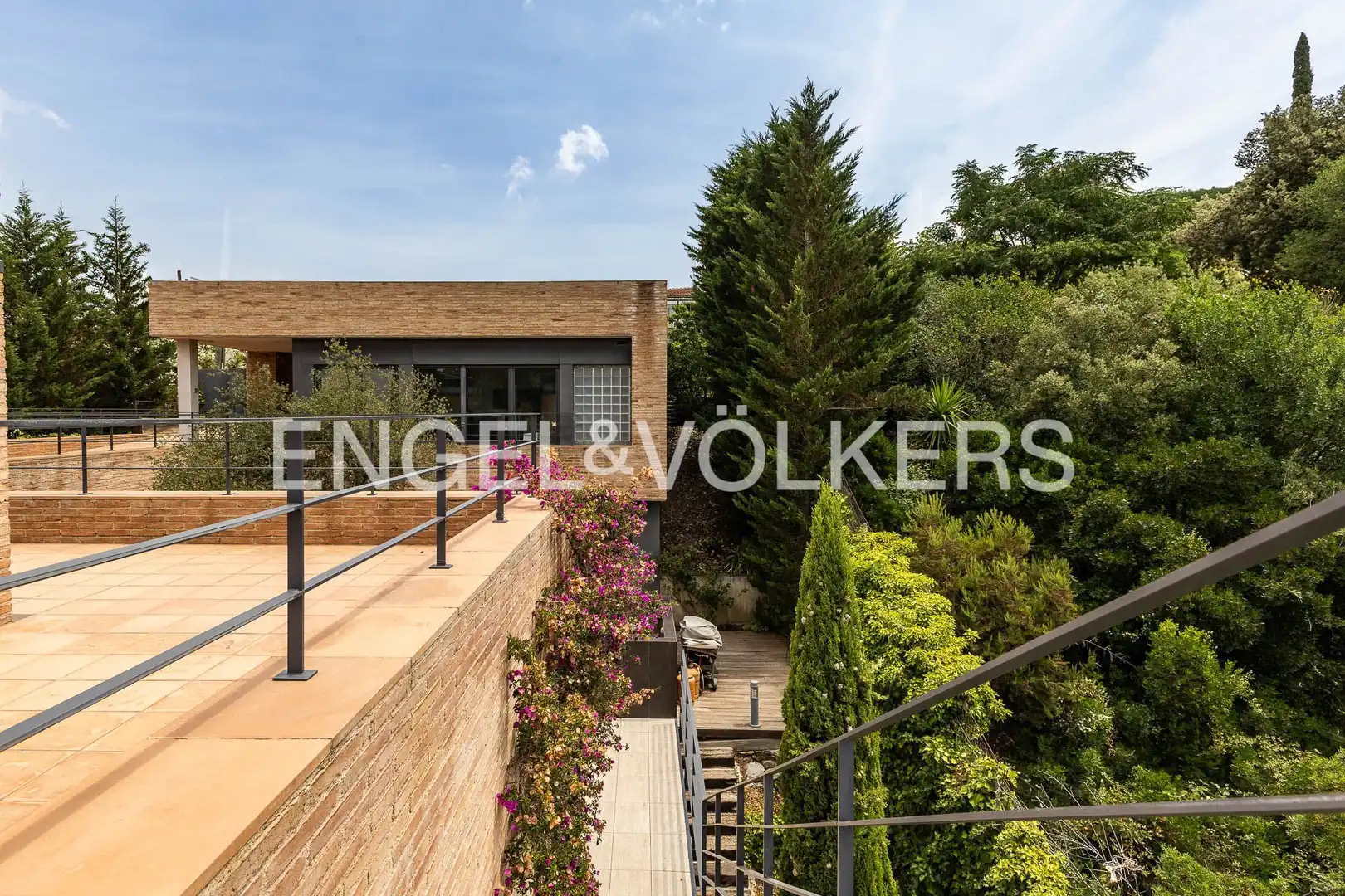 Terrassa de Casa adosada en venda en Sant Cugat del Vallès amb Calefacció, Jardí privat i Parquet