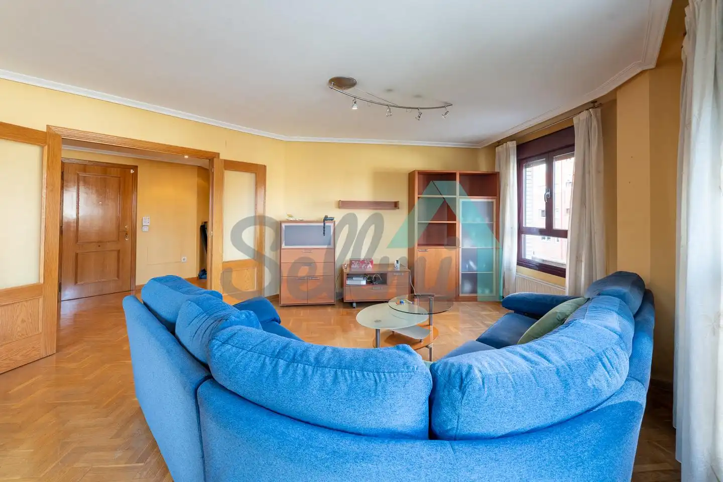 Sala de estar de Piso en venta en Oviedo  con Calefacción, Parquet y Trastero