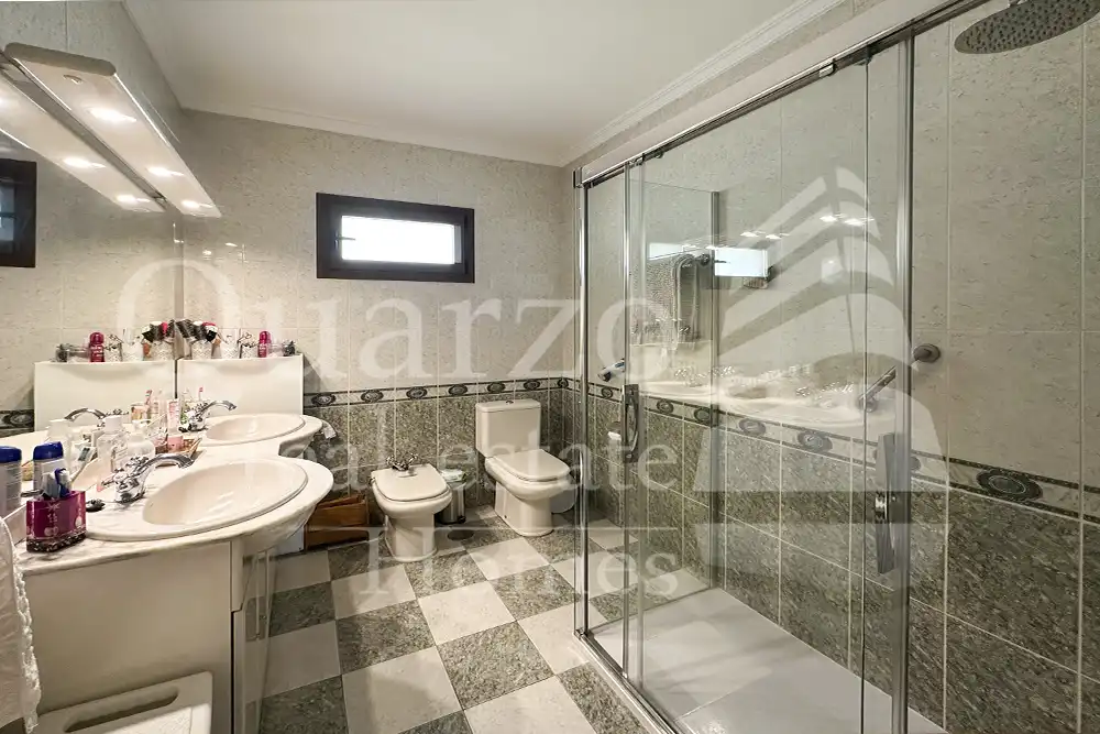 Bathroom of Houses for sale in Villaviciosa de Odón  with Air Conditioner, Heating and Private garden