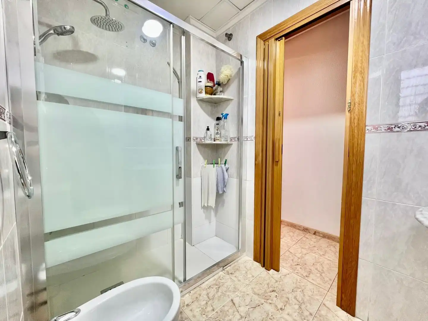 Badezimmer von Wohnungen zum Verkauf in Torrevieja mit Klimaanlage, Heizung und Möbliert