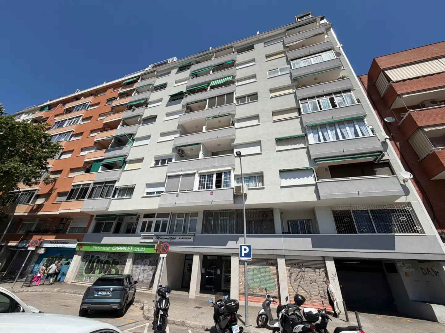 Vista exterior de Trastero en venta en L'Hospitalet de Llobregat con Alarma
